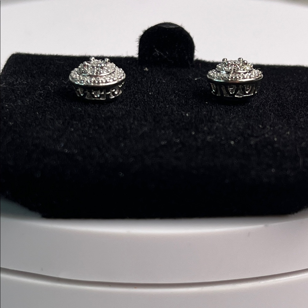 R.H. Macy & Co. Bridge Diamond 1/10 CTW Sterling Silver Stud Earrings NWT - Picture 8 of 8